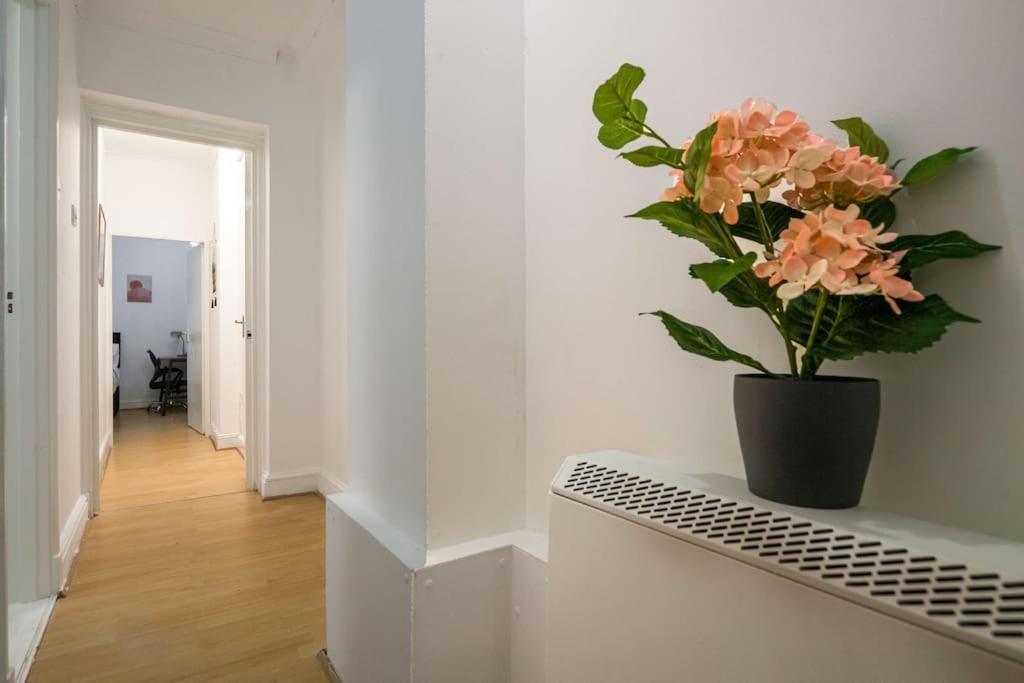 Cosy 2Br Retreat Near Paddington Station Appartement Londen Buitenkant foto
